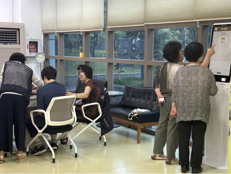 연수구는 지난해 11월 고령화 시대에 발맞춰 구민의 인지 건강을 위해 정보통신기술(ICT)을 활용한 뇌 건강카페를 인천시 최초 송도동에 조성하고 다양한 인지 자극 프로그램을 운영하고 있다
